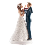 Hochzeitstortenfigur einer Braut, die die Krawatte des Bräutigams festhält - 20 cm