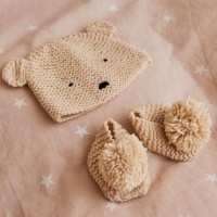 Strickset mit Geschenkbox - Babybärenmütze und Schühchen für Baby - DMC