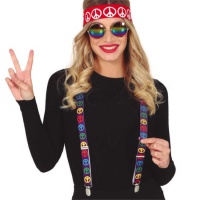 Hippie-Outfit mit Hosenträgern, Brille und Stirnband