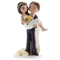 Hochzeitstortenfigur eines zwinkernden Bräutigams mit Braut im Arm 16 cm.