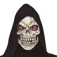 Totenkopfmaske mit großen Zähnen und Kapuze