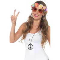 Hippie-Outfit mit Stirnband, Brille, Ohrringen und Halskette.